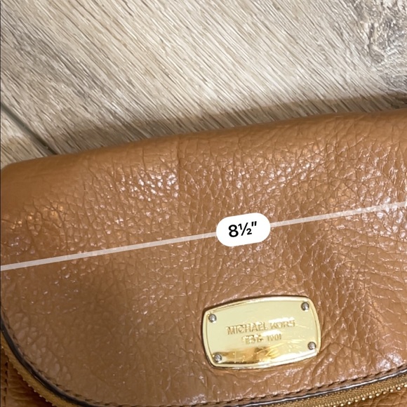 Michael kors small leather brown crossbody purse - Picture 2 of 3